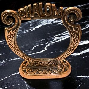Shalom Statue